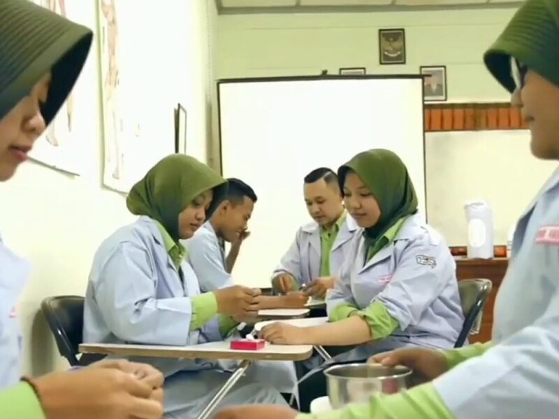 Mahasiswa praktik pemeriksaan akupunktur di ruang kelas