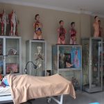 Laboratorium Akupunktur dengan model titik akupunktur dan bed terapi
