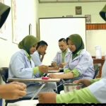 Mahasiswa DIII Akupunktur praktik di ruang kelas