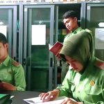 Mahasiswa membaca di ruang baca Program Studi DIII Akupunktur
